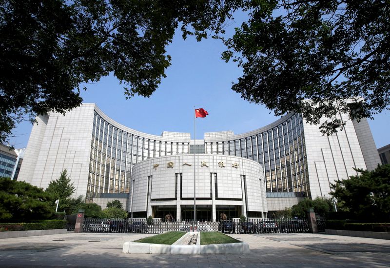 © Reuters. FILE PHOTO: Headquarters of the People's Bank of China (PBOC), the central bank, is pictured in Beijing, China September 28, 2018. REUTERS/Jason Lee/File Photo