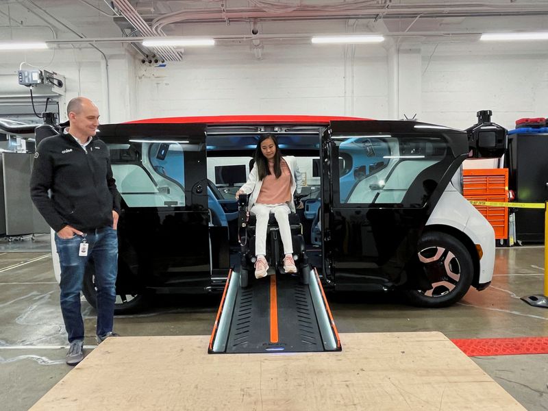 © Reuters. FILE PHOTO: General Motors' Cruise unveils wheelchair-accessible robotaxi at an event in San Francisco, California, U.S., September 14, 2023.   REUTERS/Abhirup Roy/File Photo