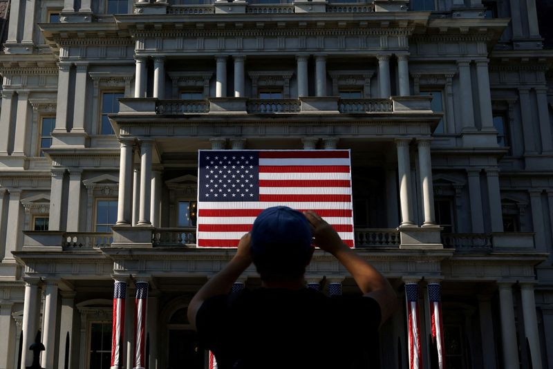 © Reuters. FILE PHOTO: A tourist photographs a U.S. flag on the Eisenhower Executive Office Building, in Washington, U.S., July 4, 2023. REUTERS/Julia Nikhinson