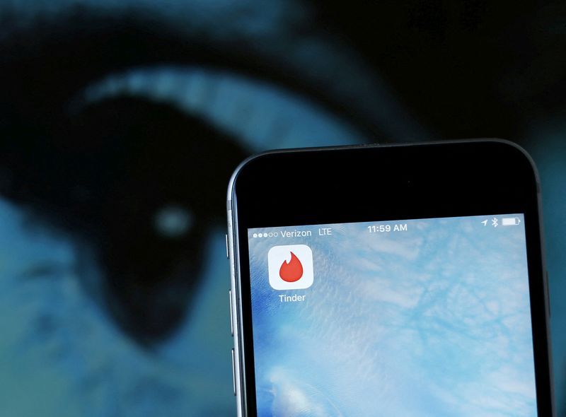 © Reuters. FILE PHOTO: The dating app Tinder is shown on an Apple iPhone in this photo illustration taken February 10, 2016.  REUTERS/Mike Blake/Illustration/File Photo