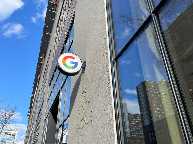 © Reuters. FILE PHOTO: A Google logo is seen outside of the Google Store, where visitors can try phones and other products from the company, in New York City, New York, U.S., February 10, 2022. Picture taken February 10, 2022. REUTERS/Paresh Dave/File Photo