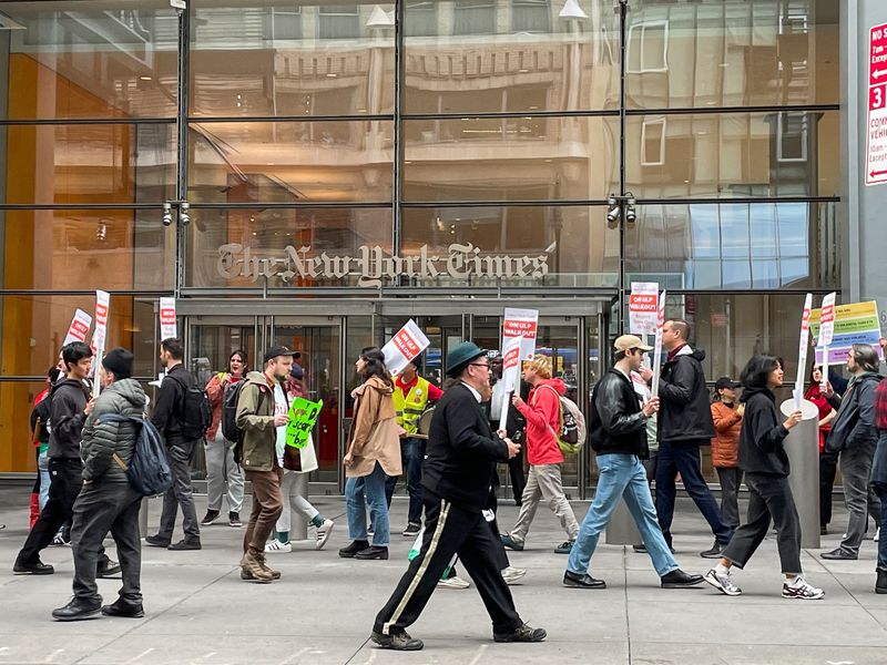 © Reuters. FILE PHOTO: New York Times technology union members walk the picket line outside the company's headquarters, in New York City, U.S., October 30, 2023. REUTERS/Lananh Nguyen/File Photo