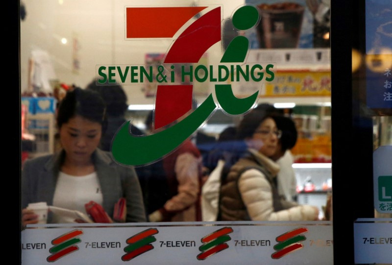 © Reuters. FILE PHOTO: People are seen at Seven & i Holdings Co's Seven Eleven convenience store in Tokyo, Japan January 12, 2017. REUTERS/Kim Kyung-Hoon/File Photo