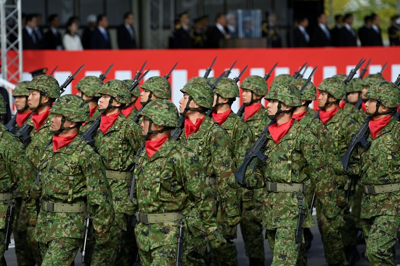 © Reuters. FILE PHOTO: Members of the Japan Self-Defense Forces (JSDF) march in formation at Ground Self-Defense Force Camp Asaka, November 9, 2024 in Asaka, Japan. David Mareuil/Pool via REUTERS/File Photo