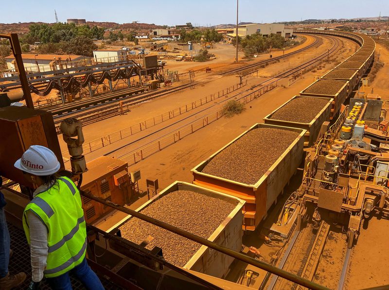 © Reuters. FILE PHOTO: Wagons filled with iron ore enter Rio Tinto's railyard near Karratha, 1,250 kilometres (777 miles) northeast of Perth, Australia October 20, 2023. REUTERS/Melanie Burton/File Photo