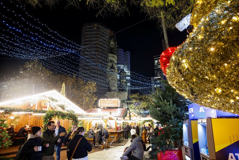 © Reuters. FILE PHOTO: People visit the recently opened Christmas market on the Breitscheidplatz in Berlin, Germany, November 25, 2024. REUTERS/Axel Schmidt/File Photo