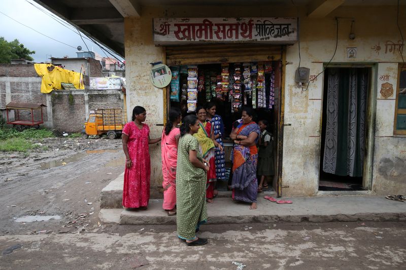 © Reuters. FILE PHOTO: Women talk outside a grocery store in Aurangabad, India, August 1, 2019. REUTERS/Francis Mascarenhas./File Photo