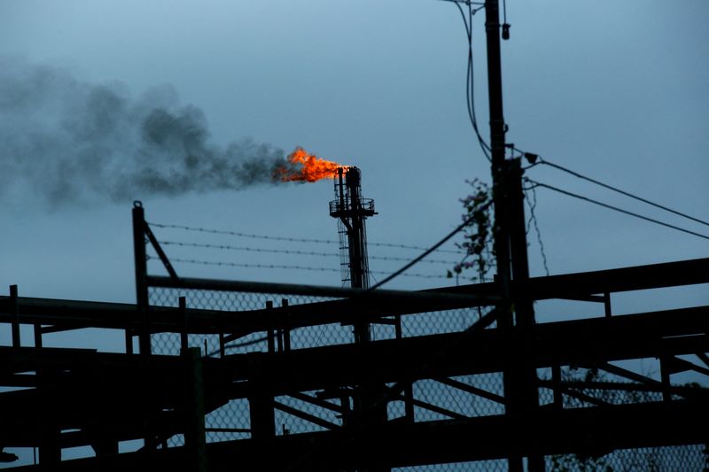 © Reuters. Installations of the Esmeraldas refinery of Ecuador's state-run oil company Petroecuador are pictured, in Esmeraldas, Ecuador November 28, 2024. REUTERS/David Diaz Arcos