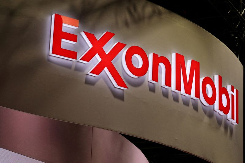 © Reuters. FILE PHOTO: The logo of American multinational oil and gas corporation ExxonMobil is seen during the LNG 2023 energy trade show in Vancouver, British Columbia, Canada, July 12, 2023. REUTERS/Chris Helgren/File Photo