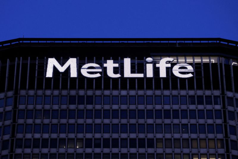 © Reuters. FILE PHOTO: Signage is seen on the MetLife Inc building in Manhattan, New York, U.S., December 7, 2021. REUTERS/Andrew Kelly//File Photo