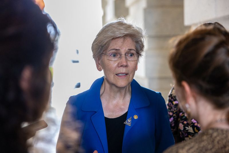 © Reuters. FILE PHOTO: U.S. Senator Elizabeth Warren (D-MA) speaks to members of the press in Washington, U.S., September 17, 2024. REUTERS/Anna Rose Layden/File Photo