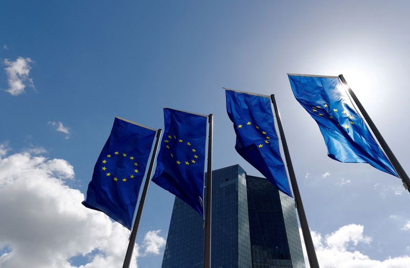 © Reuters. FILE PHOTO: European Union flags flutter outside the European Central Bank headquarters in Frankfurt, Germany, April 26, 2018. REUTERS/Kai Pfaffenbach/File Photo