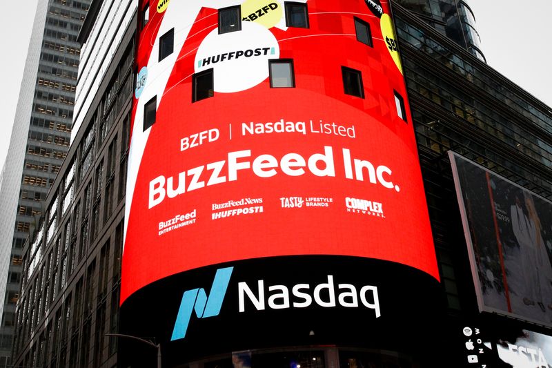 © Reuters. A screen announces the debut of BuzzFeed Inc. at the Nasdaq Market in Times Square in New York City, U.S., December 6, 2021.  REUTERS/Brendan McDermid/File Photo