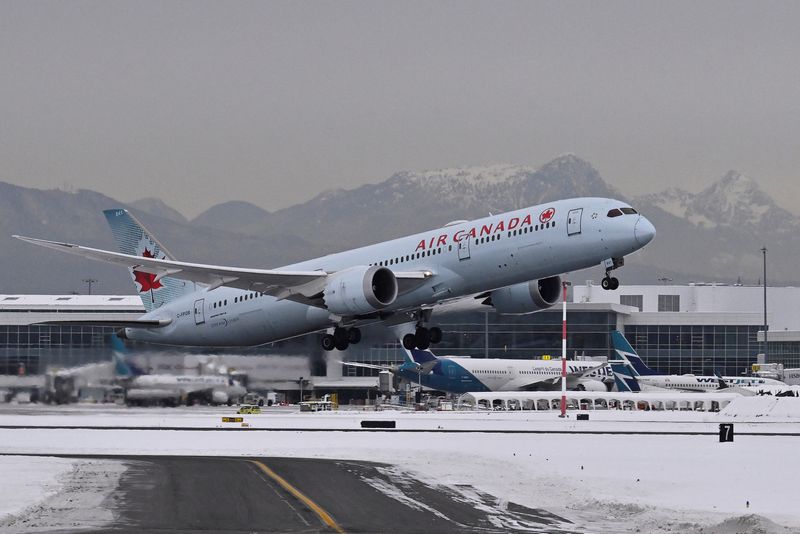 © Reuters. FILE PHOTO: An Air Canada plane takes off following a snow storm at Vancouver International Airport in Richmond, British Columbia, Canada December 22, 2022.  REUTERS/Jennifer Gauthier/File Photo