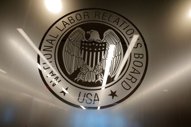 © Reuters. The seal of the National Labor Relations Board (NLRB) is seen at their headquarters in Washington, D.C., U.S., May 14, 2021. REUTERS/Andrew Kelly