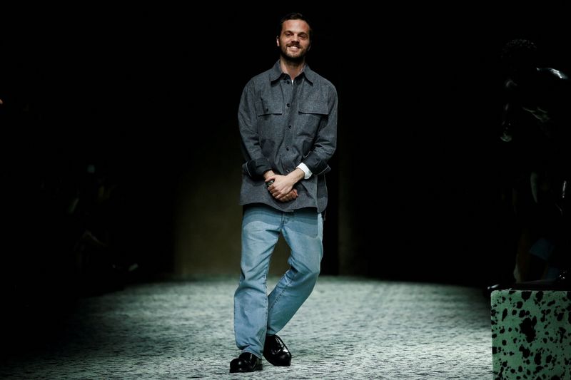 © Reuters. FILE PHOTO: Designer Matthieu Blazy walks out after models presented creations from the Bottega Veneta Fall/Winter 2023/2024 collection during Fashion Week in Milan, Italy, February 25, 2023. REUTERS/Alessandro Garofalo/File Photo