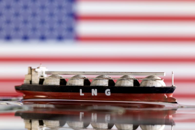 © Reuters. FILE PHOTO: Model of LNG tanker is seen in front of the U.S. flag in this illustration taken May 19, 2022. REUTERS/Dado Ruvic/Illustration/File Photo