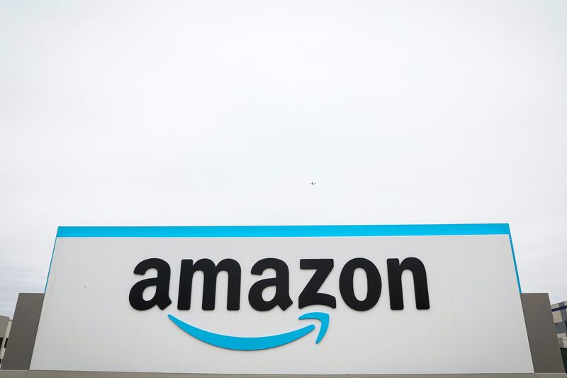 © Reuters. FILE PHOTO: The Amazon logo is displayed on a sign outside the company's LDJ5 sortation center in the Staten Island borough of New York City, U.S. April 25, 2022.  REUTERS/Brendan McDermid/File Photo