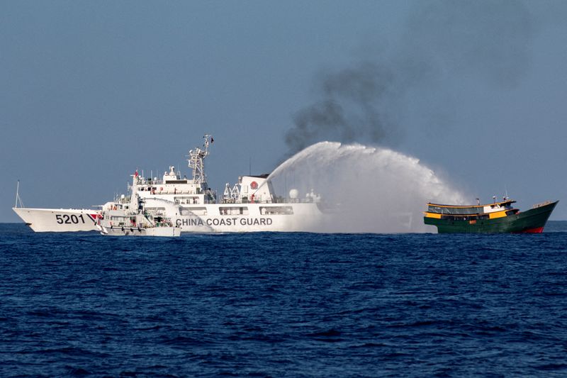 © Reuters. Chinese Coast Guard vessels fire water cannons towards a Philippine resupply vessel Unaizah May 4 on its way to a resupply mission at Second Thomas Shoal in the South China Sea, March 5, 2024. REUTERS/Adrian Portugal/File Photo