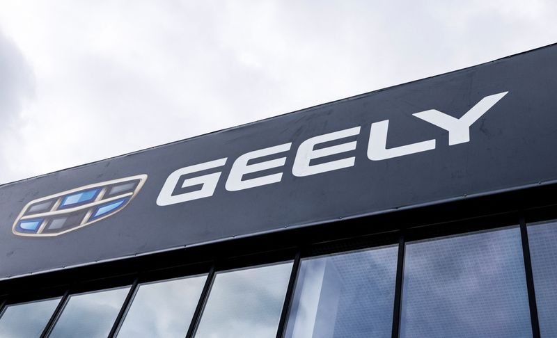 © Reuters. FILE PHOTO: A view shows the logo of Chinese automobile manufacturer Geely at a dealership in Moscow, Russia, March 23, 2023. REUTERS/Maxim Shemetov/File Photo