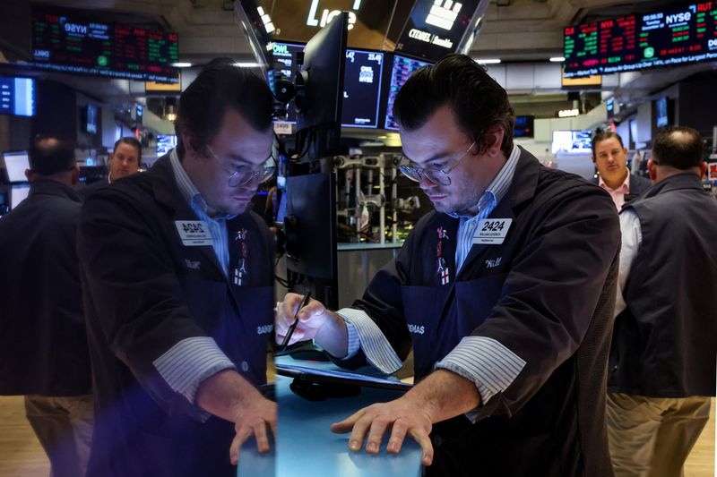 © Reuters. Traders work on the floor at the New York Stock Exchange (NYSE) in New York City, U.S., December 10, 2024.  REUTERS/Brendan McDermid/File Photo