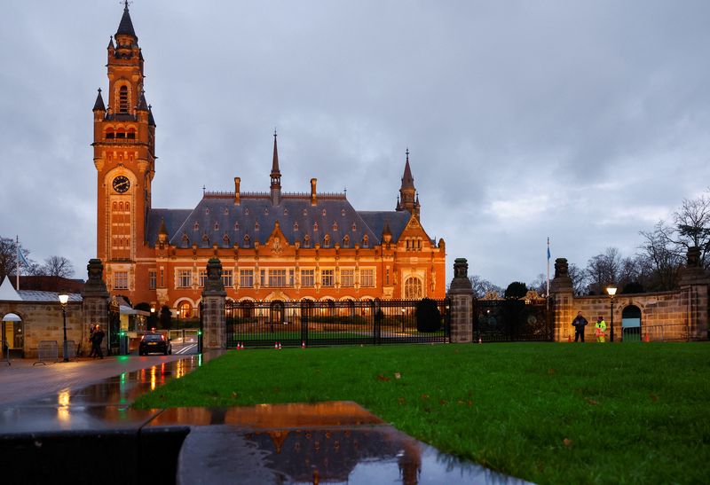 © Reuters. A general view of a building of United Nations' top court International Court of Justice (ICJ) as the court holds public hearings in an advisory opinion case, that may become a reference point in defining countries' legal obligations to fight climate change, in The Hague, Netherlands, December 2 2024. REUTERS/Piroschka van de Wouw/ File Photo