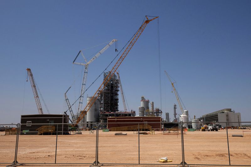 © Reuters. The Stratos Direct Air Capture Facility (DAC), a joint venture between Occidental Petroleum (OXY) and asset manager BlackRock, is seen in Ector County, Texas, U.S., July 28, 2024.  REUTERS/Adrees Latif/ File Photo