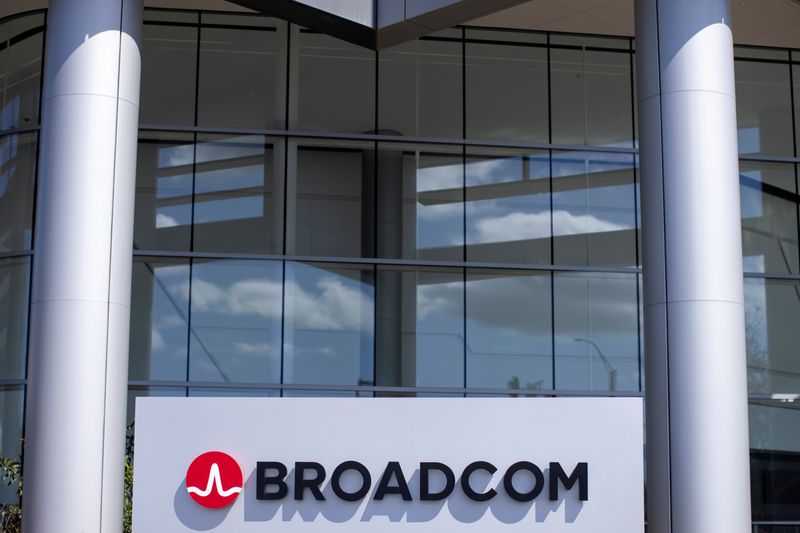 © Reuters. The Broadcom Limited company logo is shown outside one of their office complexes in Irvine, California, U.S., March 4, 2021.  REUTERS/Mike Blake/File Photo