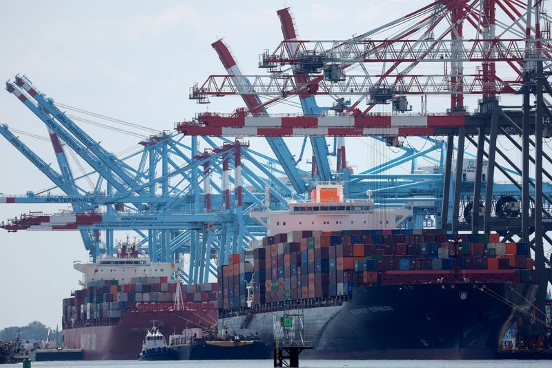 © Reuters. Docked cargo ships are loaded with shipping containers at Port Elizabeth, New Jersey, U.S., July 12, 2023. REUTERS/Mike Segar/File Photo