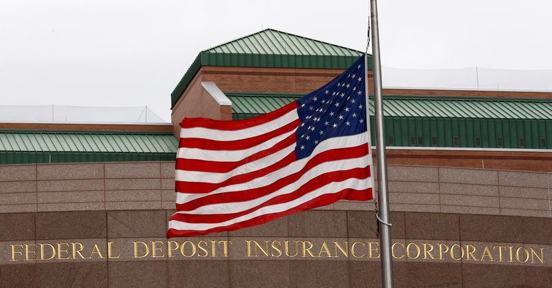 © Reuters. FILE PHOTO: A view of the Federal Deposit Insurance Corporation building in Arlington, Virginia, October 25, 2010. REUTERS/Jim Young/File Photo