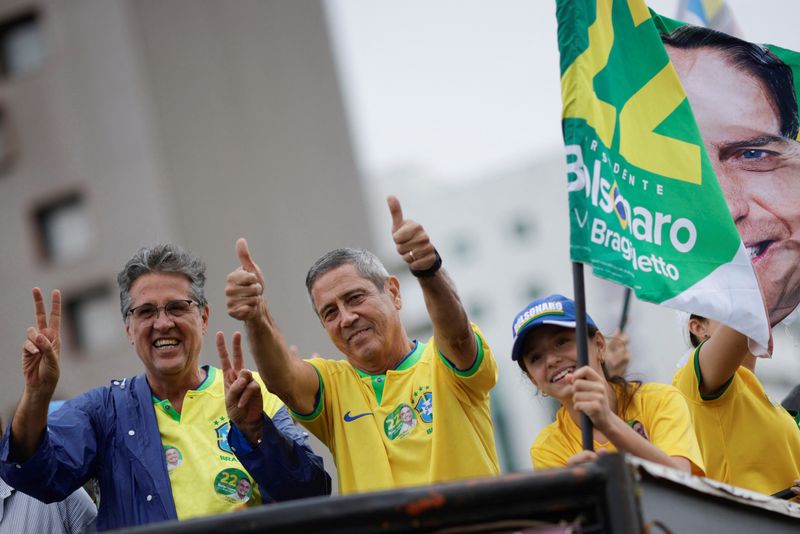 © Reuters. Vice presidential candidate Braga Netto attends a motorcade during an election campaign in Brasilia, Brazil October 23, 2022. REUTERS/Adriano Machado/File Photo