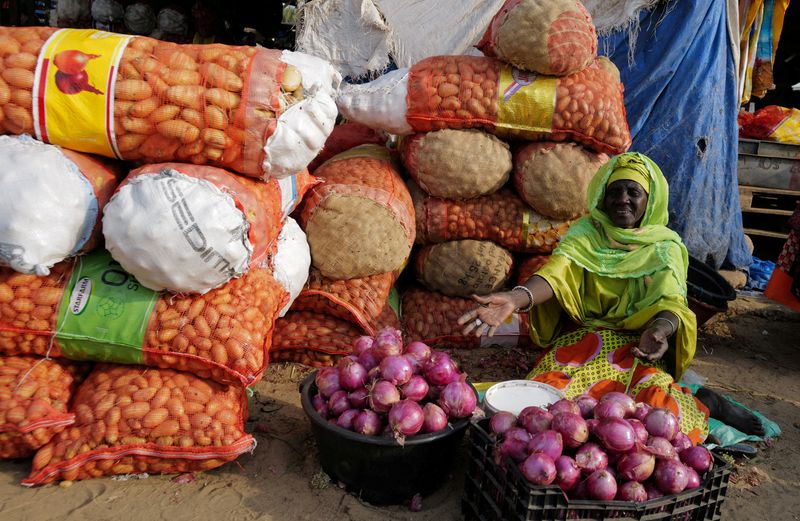 © Reuters. FILE PHOTO: A street vendor reacts as she sells onions at the market in Notto Gouye Diama village, Thies region, Senegal April 11, 2023. REUTERS/Zohra Bensemra/File Photo