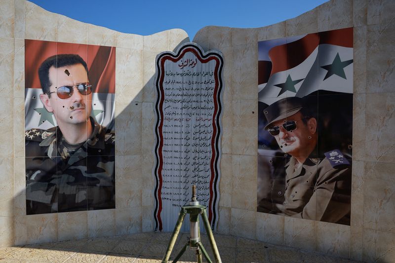 © Reuters. Images of Syria's Bashar al-Assad and former Syrian President Hafez al-Assad are damaged by bullet holes, as fighters of the ruling Syrian body inspect the damage at a military site, in the aftermath of an Israeli strike according to Syrian Observatory for Human Rights, after fighters of the ruling Syrian body ousted Syria's Bashar al-Assad, in Damascus, Syria, December 14, 2024. REUTERS/Ammar Awad