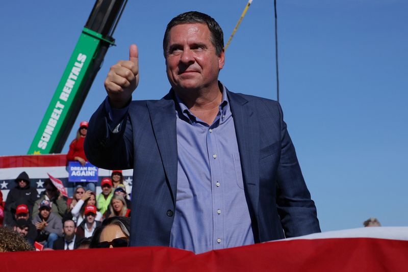 © Reuters. FILE PHOTO: Devin Nunes, CEO of the Trump Media & Technology Group (TMTG), gives thumbs up while being recognized at a campaign rally with Republican presidential nominee former U.S. President Donald Trump in Lititz, Pennsylvania, U.S., November 3, 2024.  REUTERS/Brian Snyder/File Photo