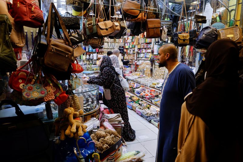 © Reuters. FILE PHOTO: Muslims pilgrims shop in Mecca, Saudi Arabia, July 5, 2022. REUTERS/Mohammed Salem/File Photo