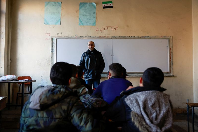 © Reuters. Students sit in a classroom at a school in the early morning following an announcement of the reopening of schools by the authorities, after the ousting of Syria’s Bashar al-Assad, in Damascus, Syria December 15, 2024. REUTERS/Ammar Awad