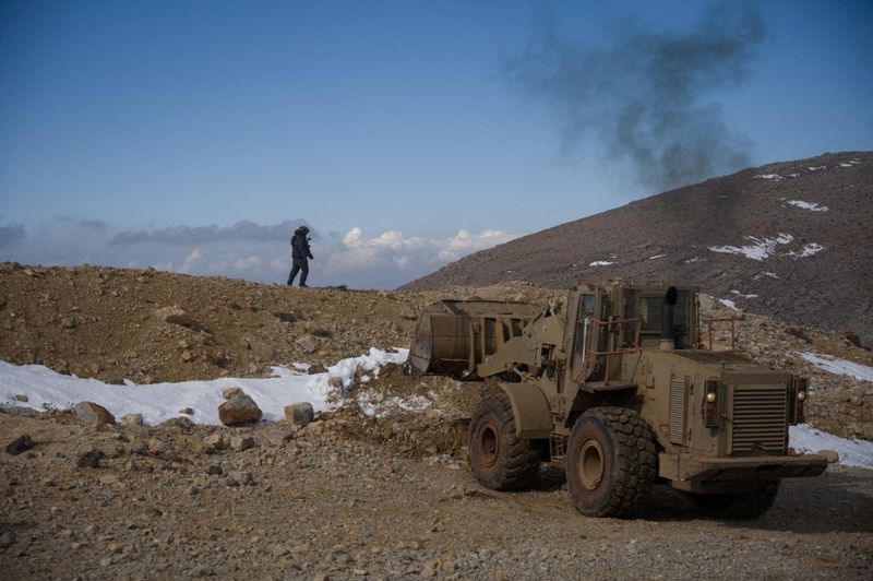 © Reuters. FILE PHOTO: Israeli forces operate at a location given as Mount Hermon region, Syria, in this handout image released December 9, 2024.  Israel Defense Forces/Handout via REUTERS/File Photo