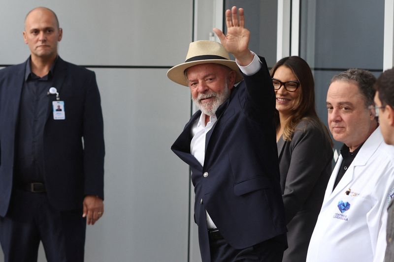 © Reuters. Brazil's President Luiz Inacio Lula da Silva, waves while leaves the Sirio-Libanes Hospital after a surgery, in Sao Paulo, Brazil, December 15, 2024. REUTERS/Felipe Iruata