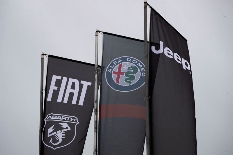 © Reuters. FILE PHOTO: Banners showing logos of Fiat, Jeep, Abarth and Alfa Romeo are hung outside a car dealership in Milan, Italy, November 21, 2024. REUTERS/Alessandro Garofalo/File Photo