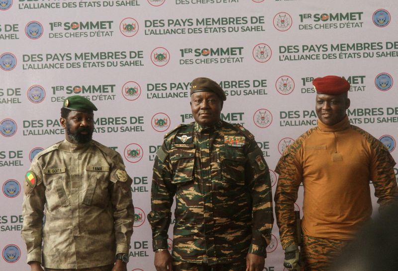 © Reuters. FILE PHOTO: Heads of state of Mali's Assimi Goita, Niger's General Abdourahamane Tiani and  Burkina Faso's Captain Ibrahim Traore pose for photographs during the first ordinary summit of heads of state and governments of the Alliance of Sahel States (AES) in Niamey, Niger July 6, 2024. REUTERS/Mahamadou Hamidou/File Photo