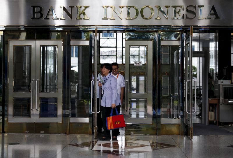 © Reuters. FILE PHOTO: People walk out of a building inside the Bank Indonesia complex in Jakarta, Indonesia December 16, 2015.  REUTERS/Darren Whiteside/File Photo