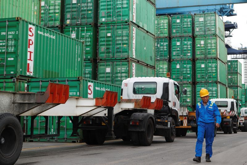 © Reuters. FILE PHOTO: A worker walks past stacks of containers at Tanjung Priok port in Jakarta, Indonesia, February 3, 2023. REUTERS/Ajeng Dinar Ulfiana/File Photo