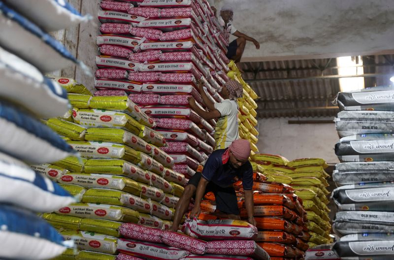 © Reuters. FILE PHOTO: Workers stock rice packets inside a store room, at a wholesale market in Navi Mumbai, India August 4, 2023. REUTERS/Francis Mascarenhas/File Photo