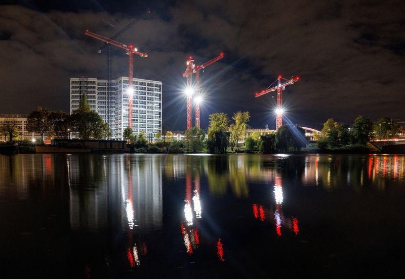 © Reuters. FILE PHOTO: Cranes are set up at a construction site at the bank of Berlin-Spandauer-Schifffahrtskanal in Berlin, Germany, November 10, 2023. REUTERS/Lisi Niesner/File Photo