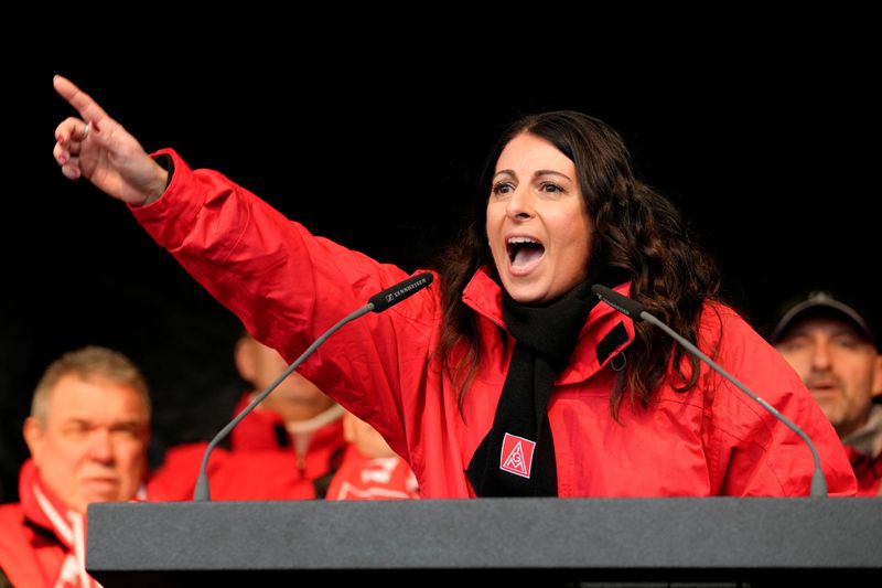 © Reuters. Daniela Cavallo, chairwoman of the general works council of Volkswagen, speaks during a warning strike by IG Metall union, in front of VW headquarters in Wolfsburg, Germany, December 9, 2024.     Martin Meissner/Pool via REUTERS/File Photo