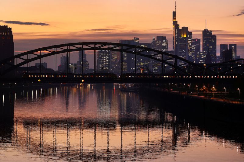 © Reuters. FILE PHOTO: A commuter train passes by the skyline with its financial district in Frankfurt, Germany, October 25, 2021. REUTERS/Kai Pfaffenbach/File Photo