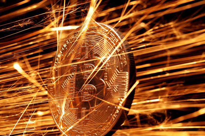 © Reuters. FILE PHOTO: Sparks strike representation of cryptocurrency bitcoin in this illustration taken November 24, 2024. REUTERS/Dado Ruvic/Illustration/File Photo