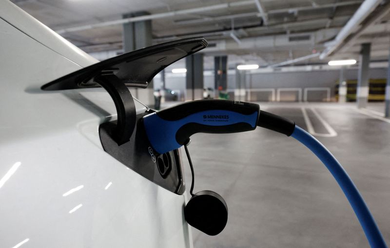 © Reuters. FILE PHOTO: A Tesla electric vehicle is plugged to a charger in a parking lot in Teia, north of Barcelona, Spain, October 31, 2023. REUTERS/Albert Gea/File Photo