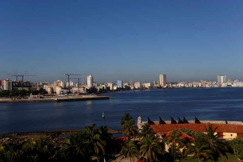 © Reuters. FILE PHOTO: Cranes dot the skyline as the building of luxury hotels and the renovation of historic buildings are underway, in Havana, Cuba May 16, 2017. Picture taken May 16, 2017. REUTERS/Stringer/File Photo