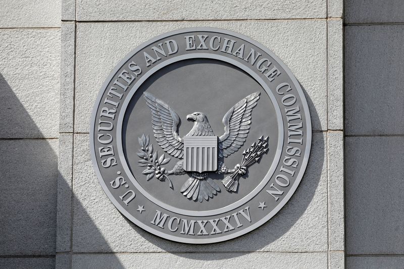 © Reuters. FILE PHOTO: The seal of the U.S. Securities and Exchange Commission is seen at their headquarters in Washington, D.C., U.S., May 12, 2021. Picture taken May 12, 2021. REUTERS/Andrew Kelly/File Photo